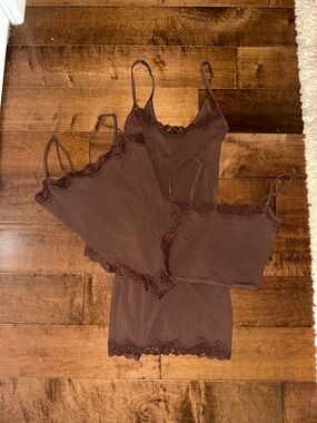 SKIMS FITS EVERYBODY LACE CAMI BODYSUIT, CROPPED CAMI, DRESS COCOA XS/SMALL